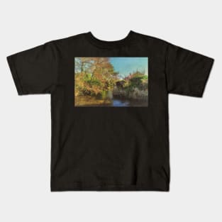 River Dun Flowing Through Hungerford Kids T-Shirt